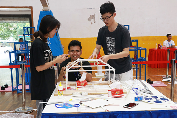 1bfef445931241b1b2e3b02dac55e493.jpg 参赛小组成员合作完成模型制作 2026世界杯官网宣传部 隋明潓 摄0.jpg