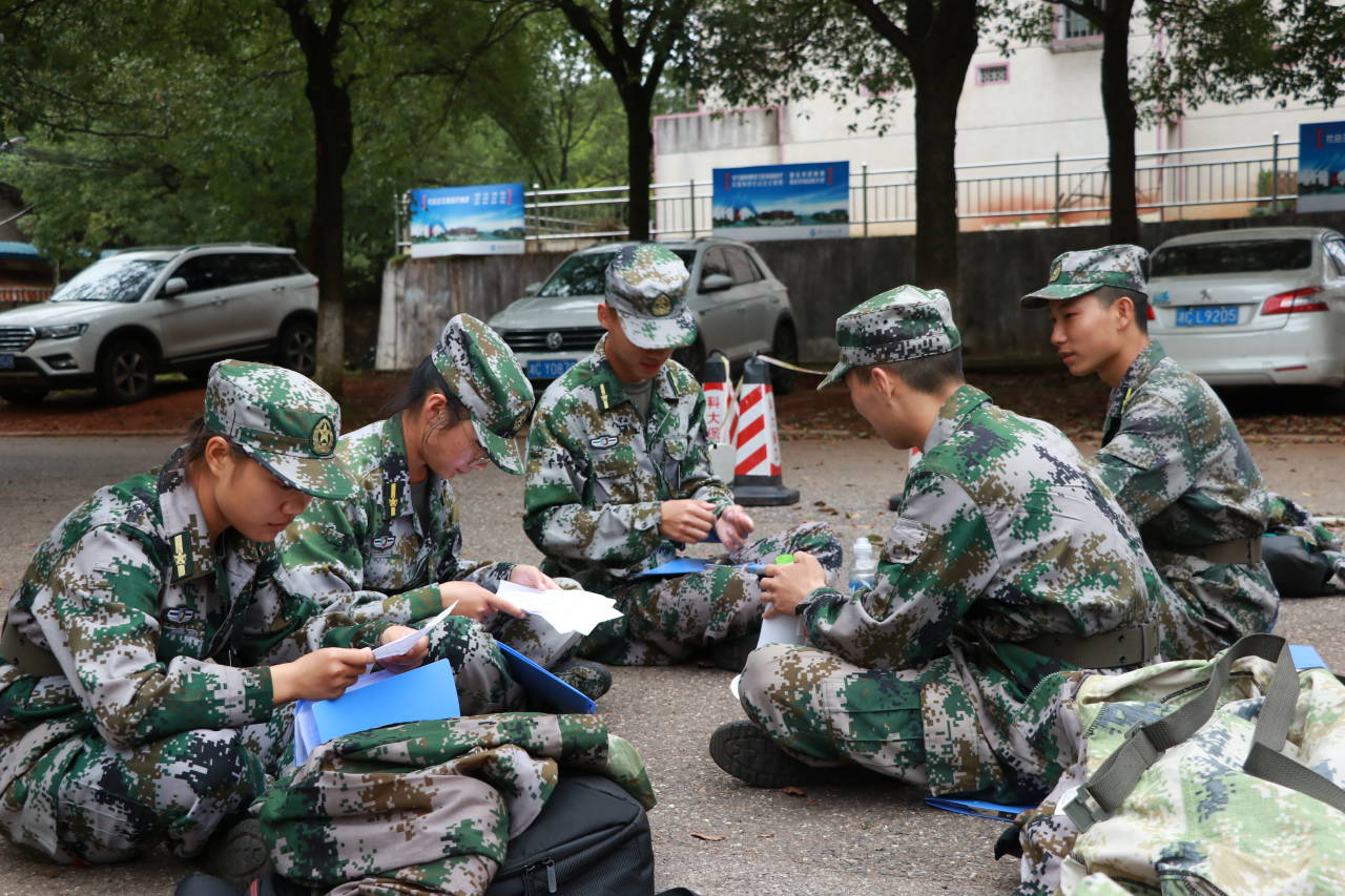 83ebc8f67d9240f8bb62ac837f147e8b.jpg 教官们为军训事宜开会.jpg